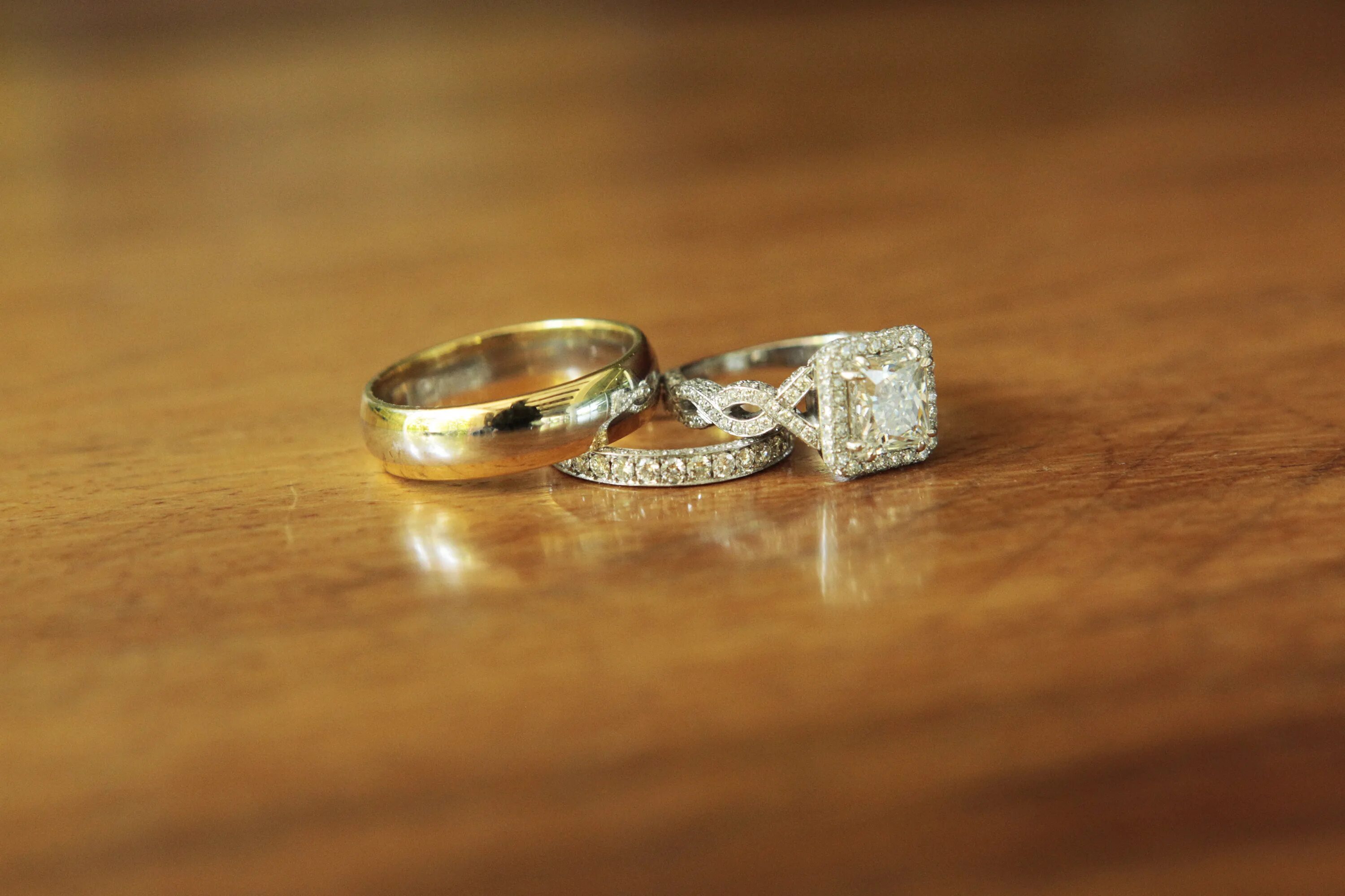 Брак кольца. Переплавить обручальное кольцо. Кольцо после развода. Обручальное кольцо на земле.