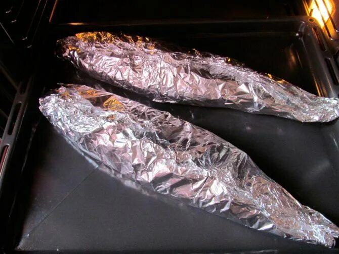 кета запеченная в духовке. кета запеченная в духовке. горбуша в фольге с овощами. кета запеченная в фольге. рыба с рисом в фольге в духовке.