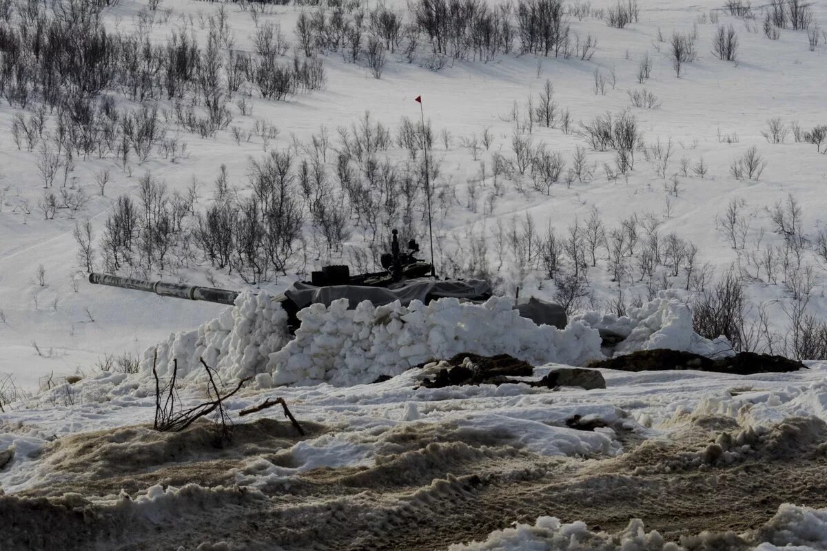 Военный северный. Полигон Печенга. Печенгская бригада Северного флота. Север военные Печенга. Полигон шары Печенга.