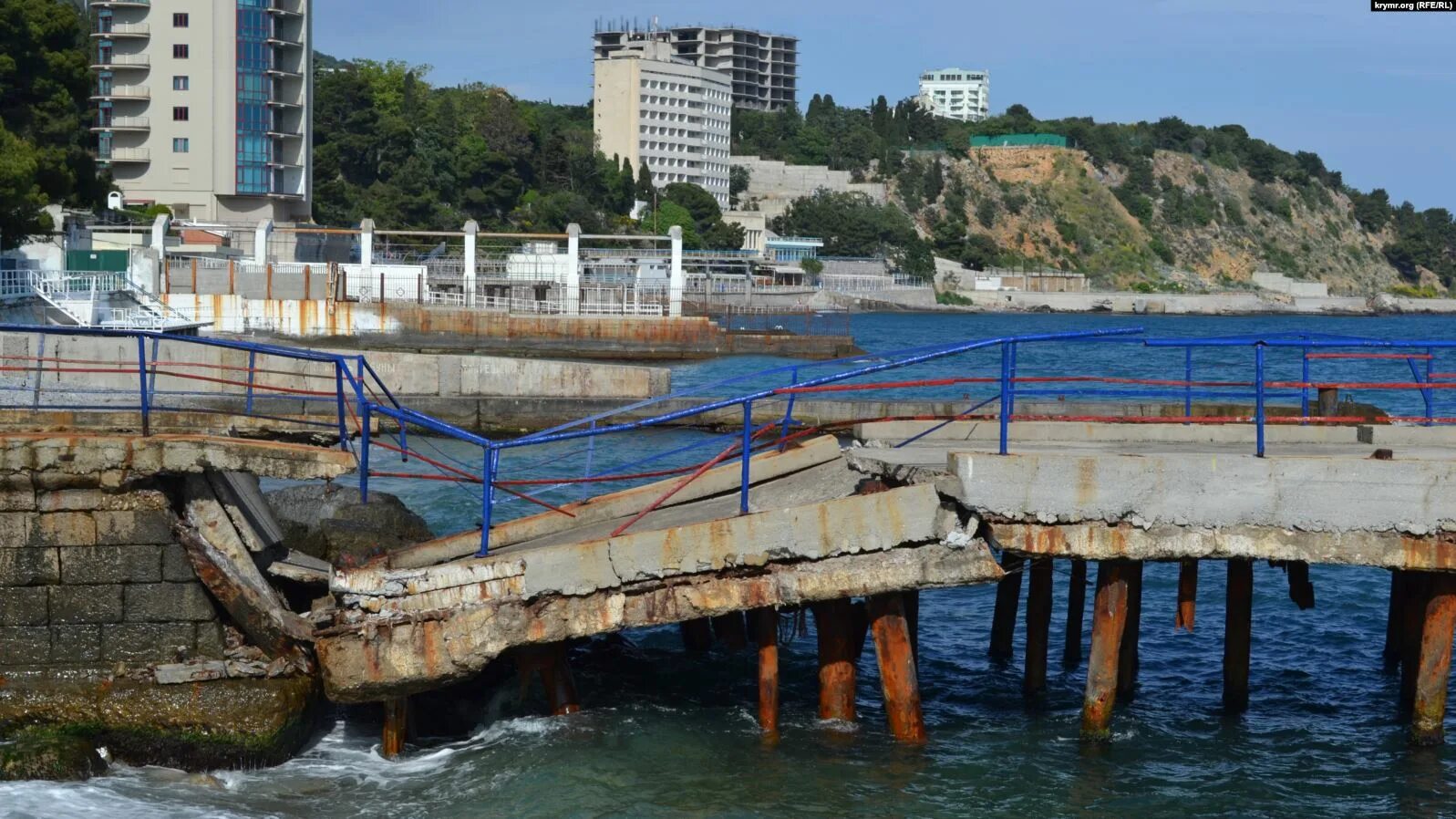 Разрушенная пристань. Ялта причал. Алушта плавучий Пирс. Ялта Пирс. Алушта морская Пристань 1995.