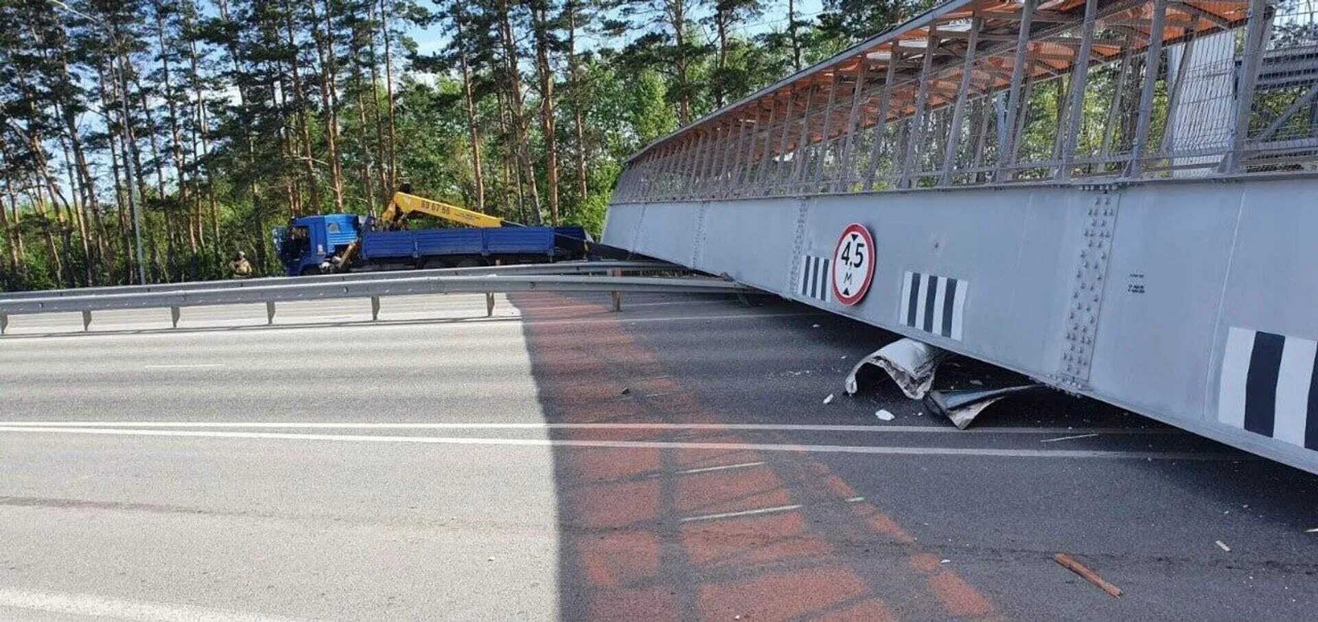 Мост на трассе. Дорожный мост на трассе. Обрушение моста на трассе м5 Уфа. Надземный пешеходный упал.