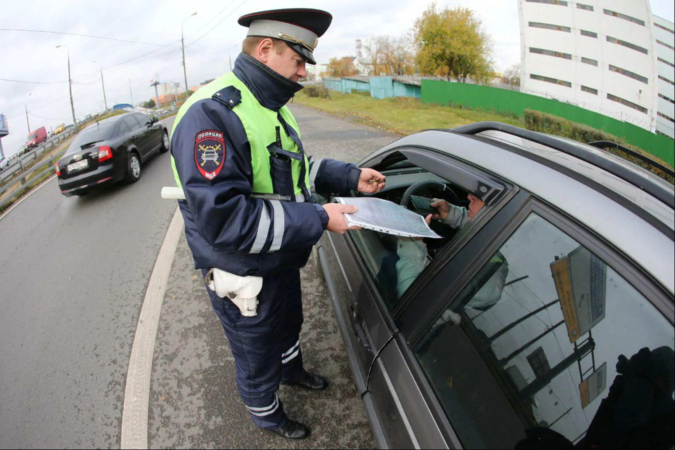 Сотрудник ГАИ. Полицейский штраф. ДПС штраф. ДПС штрафует. Штраф на владельца авто