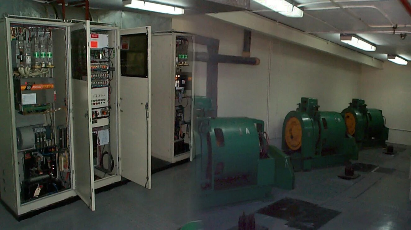 машинное помещение лифта кмз. машинное помещение лифта. машинное помещение. машинное отделение лифта nlm. виброизоляция лебедки лифта.