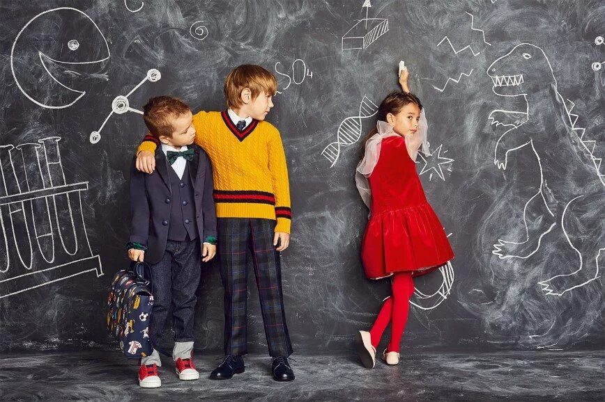 Креативный ученик. Школьник с рюкзаком. Портфель первоклассника. Магазин детской одежды для школы. Одежда для школы реклама.