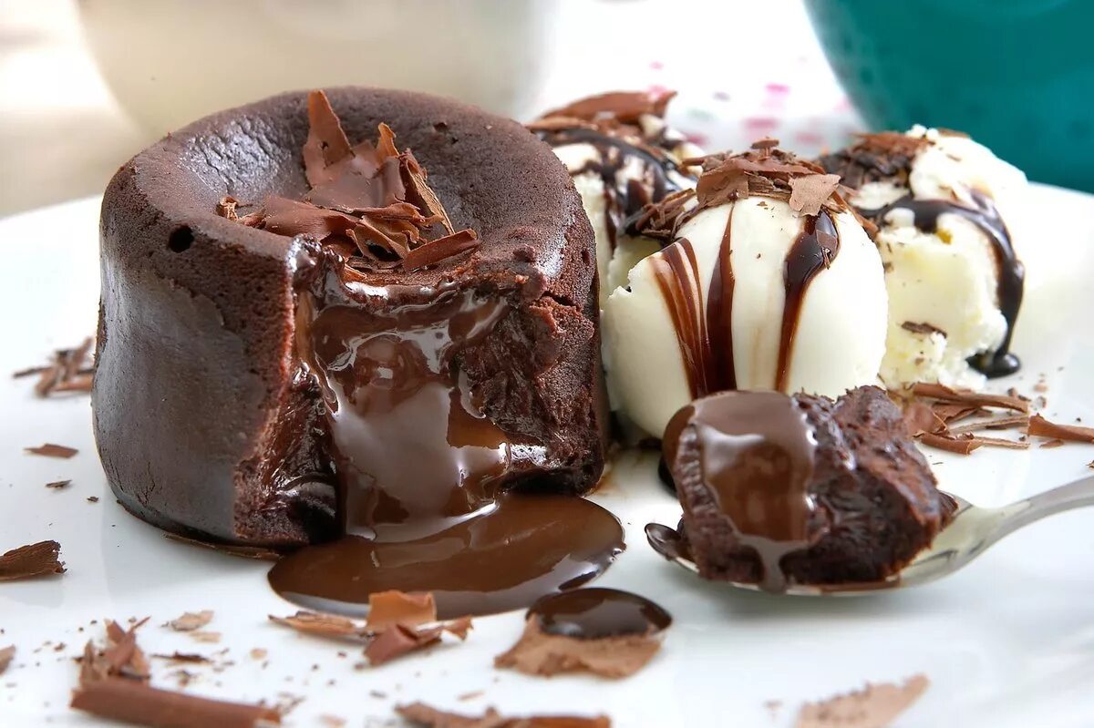 Кекс жидкий внутри. Шоколадный фондан лава кейк. Шоколадный фондан кекс. Десерт шоколадный фондан суфле. Десерт Брауни шоколадный.