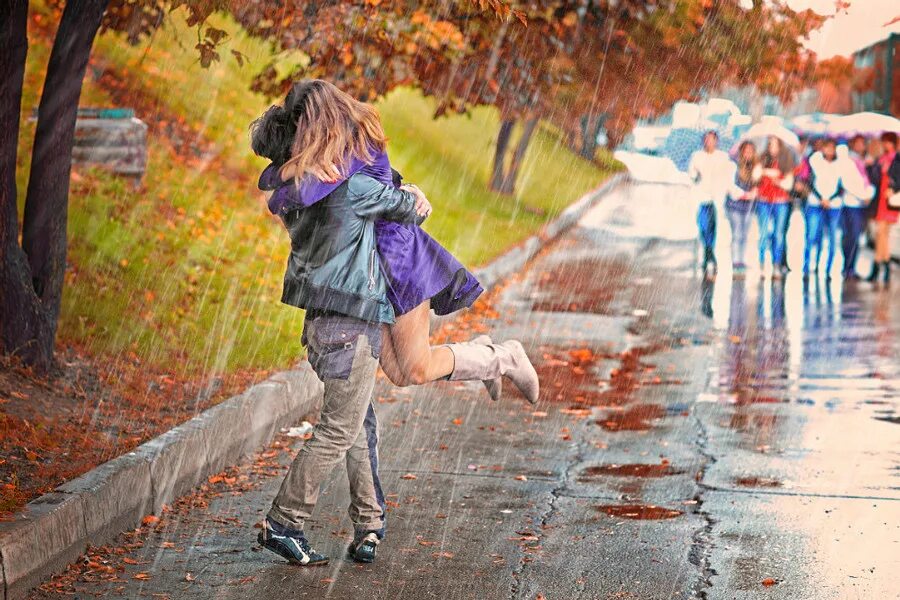 Замечательная прогулка. Осенняя прогулка. Прогулка под дождём. Осень дождь. Люди на улицах под дождем.