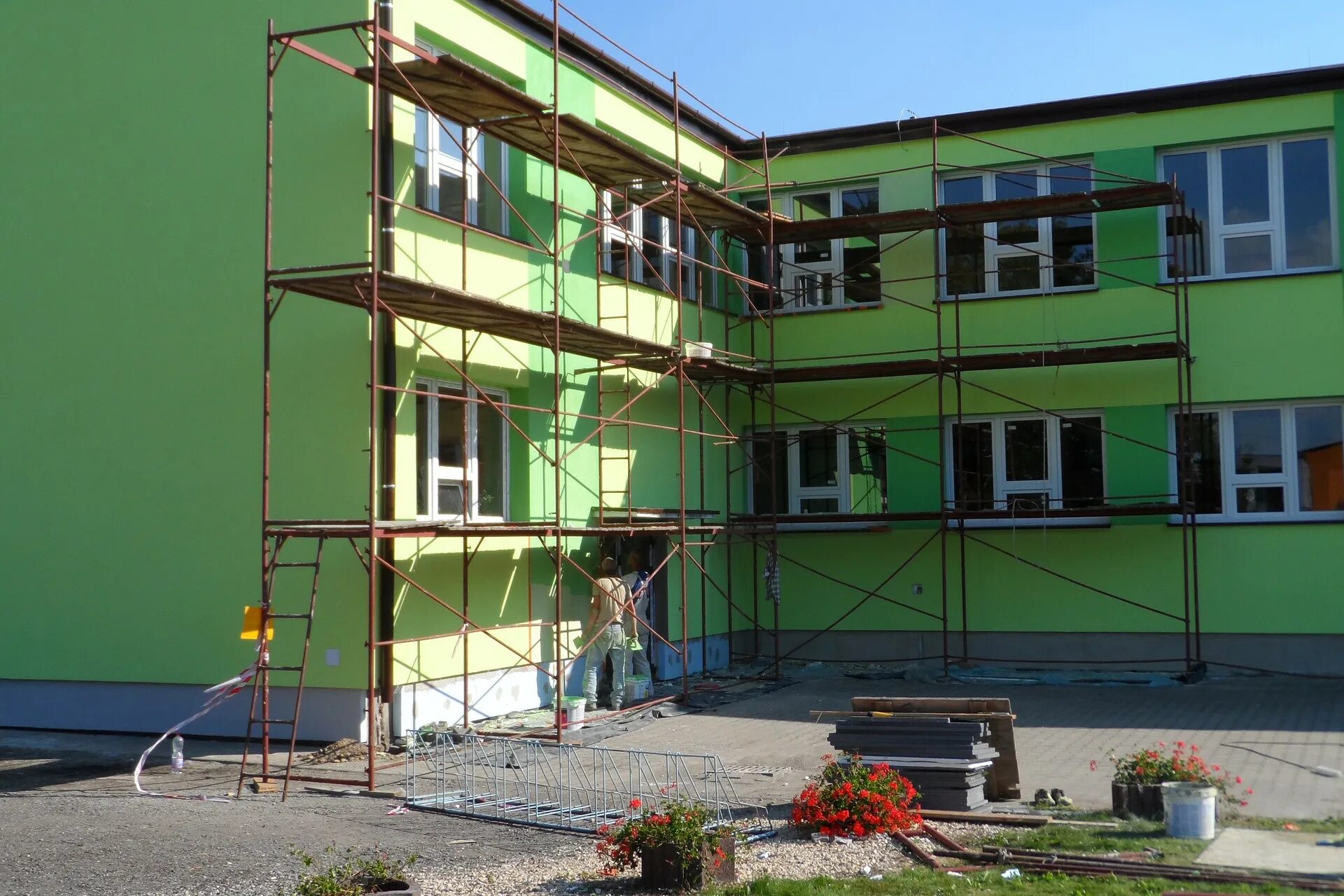 капремонт школы фасад. ремонт здания школы. отремонтированная школа. школьный ремонт. капремонт школ.