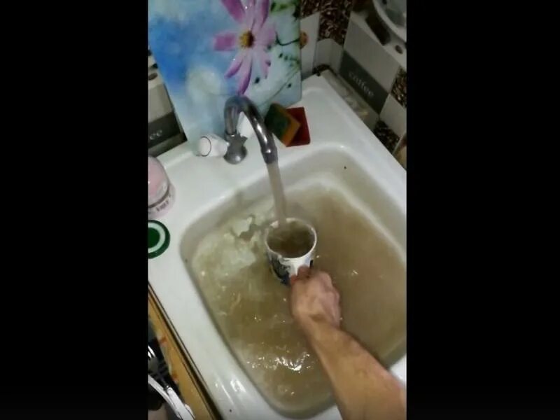 Плохо идет вода из крана. Грязная вода из крана. грязная вода в доме. с крана бежит грязная вода. бегущая грязная вода.