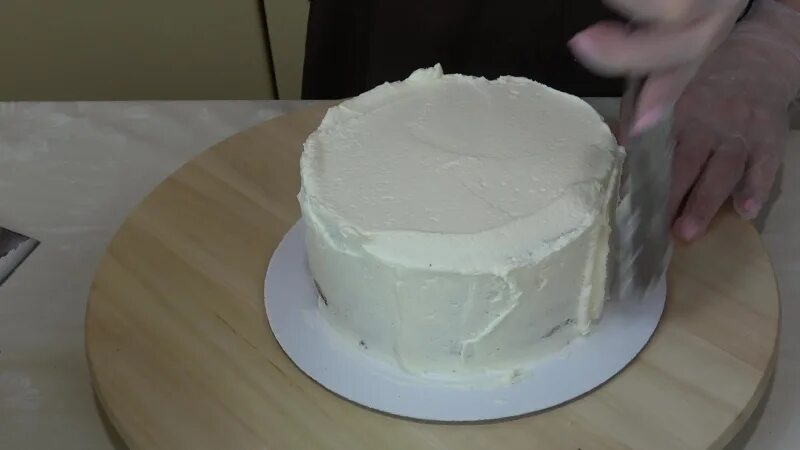 Почему трескается торт. Выравнивание торта. Выровненный торт. Крем для выравнивания торта. Украшение торта без выравнивания.