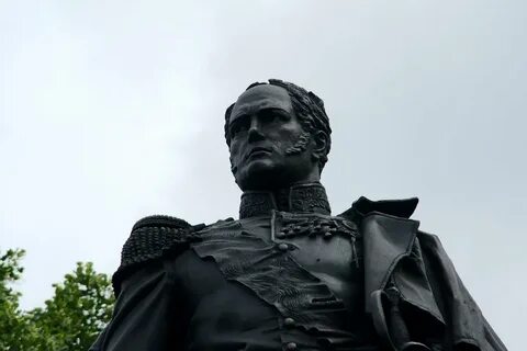 Где находится памятник александру