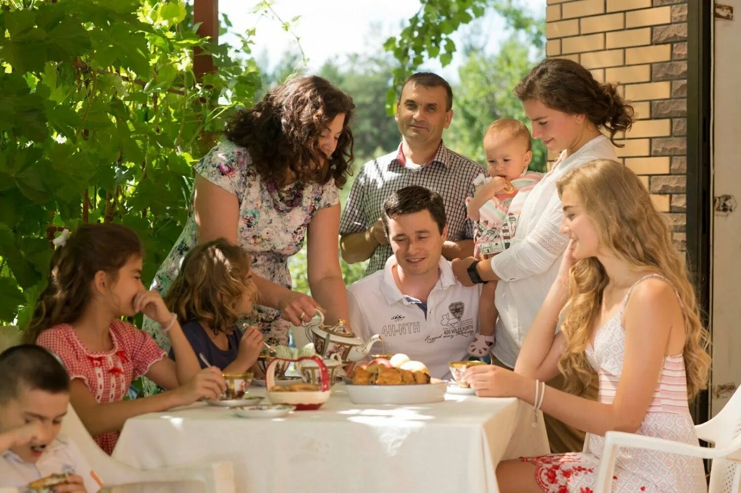 Семейные традиции. Традиционные семейные ценности. Большая семья за столом. Семейное торжество.
