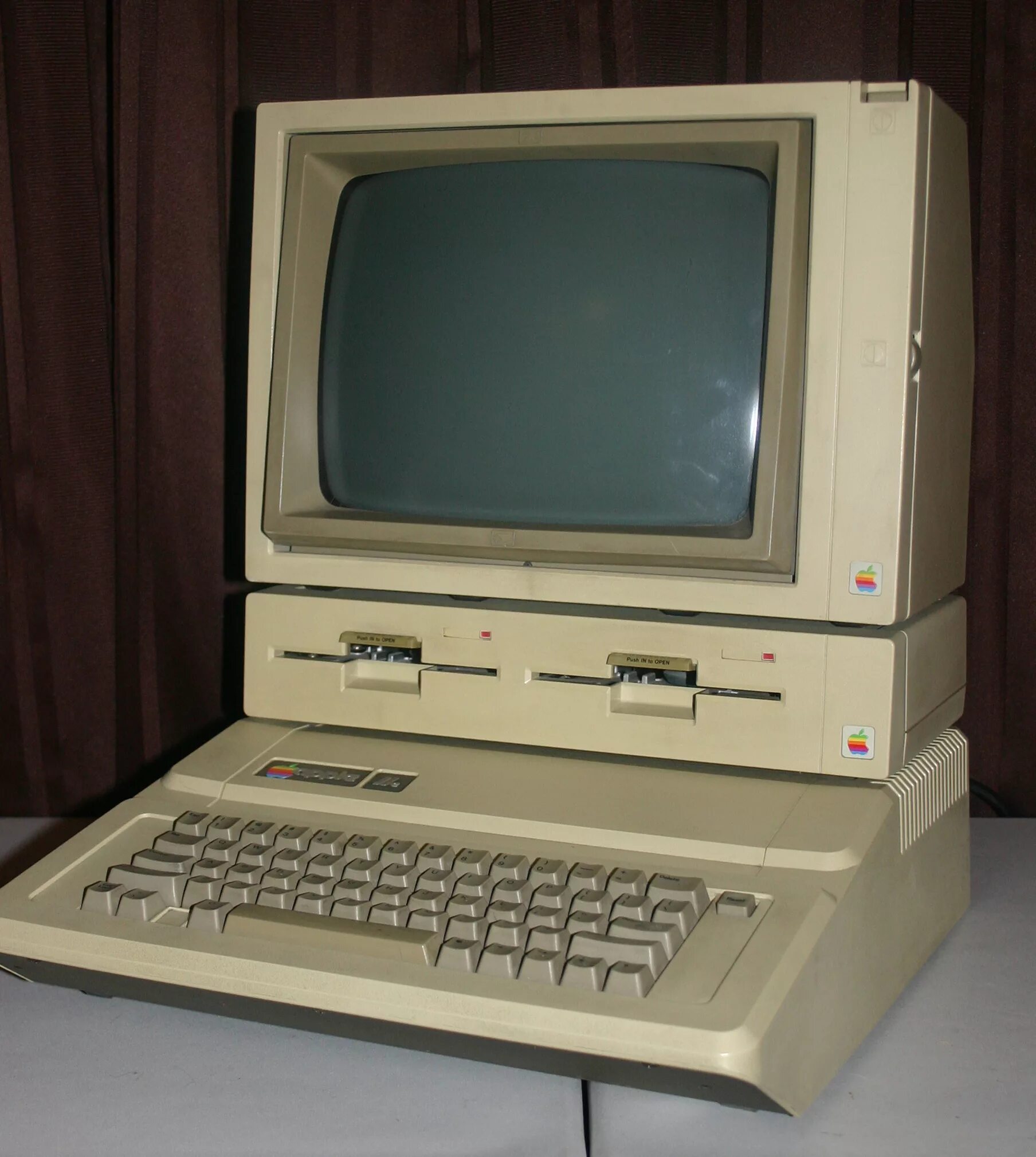 Как назывались первые компьютеры в ссср. Советская микро-ЭВМ ДВК-2. ЭВМ 1989. Apple-II 1988. Советский компьютер.