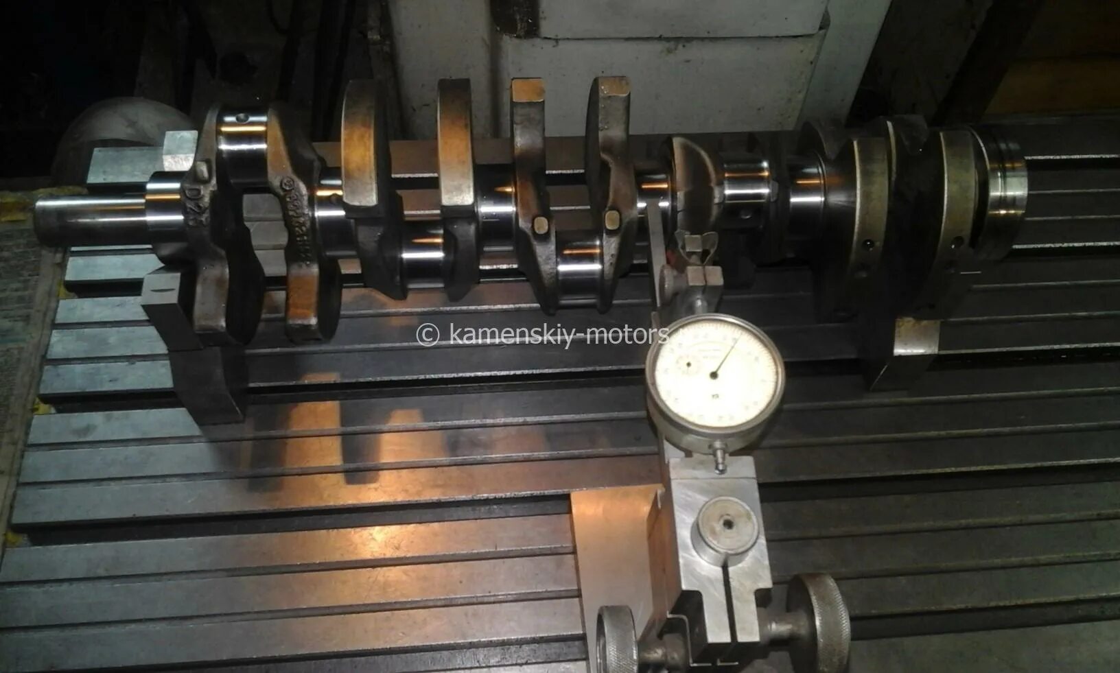 микрометр для измерения шеек коленчатого вала двигателя д-240. магнитная дефектоскопия коленчатого вала. призма для измерения биения коленвала. проверка коленвала. опора коленвала 2107.