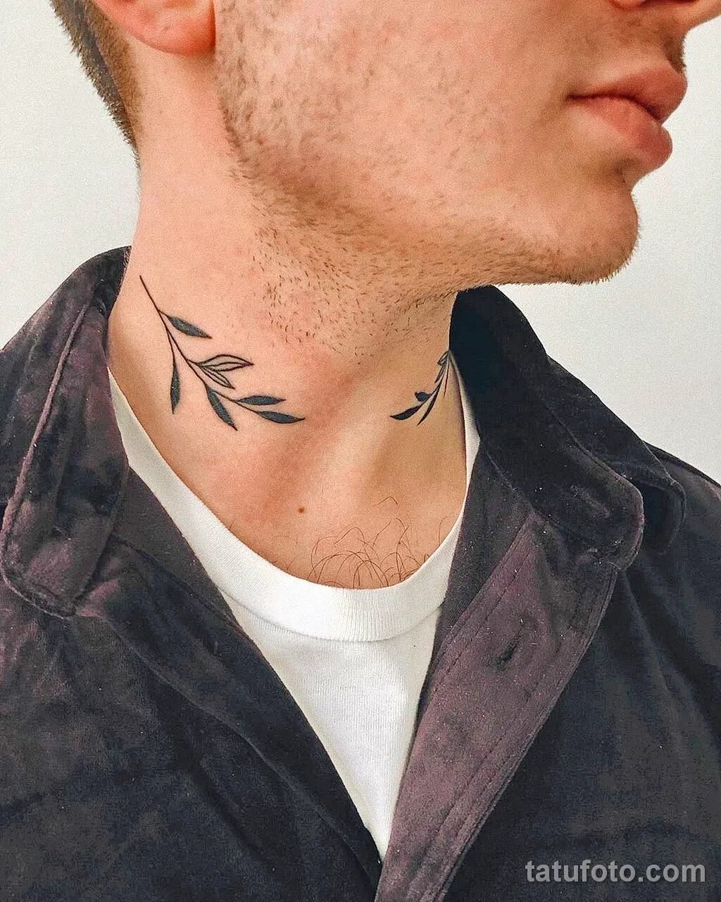 Идеи тату на шее. Тату на шее. тату на шее мужские. т͜͡а͜͡т͜͡у͜͡ н͜͡а͜͡ ш͜͡е͜͡и͜͡. маленькая тату на шее мужская.