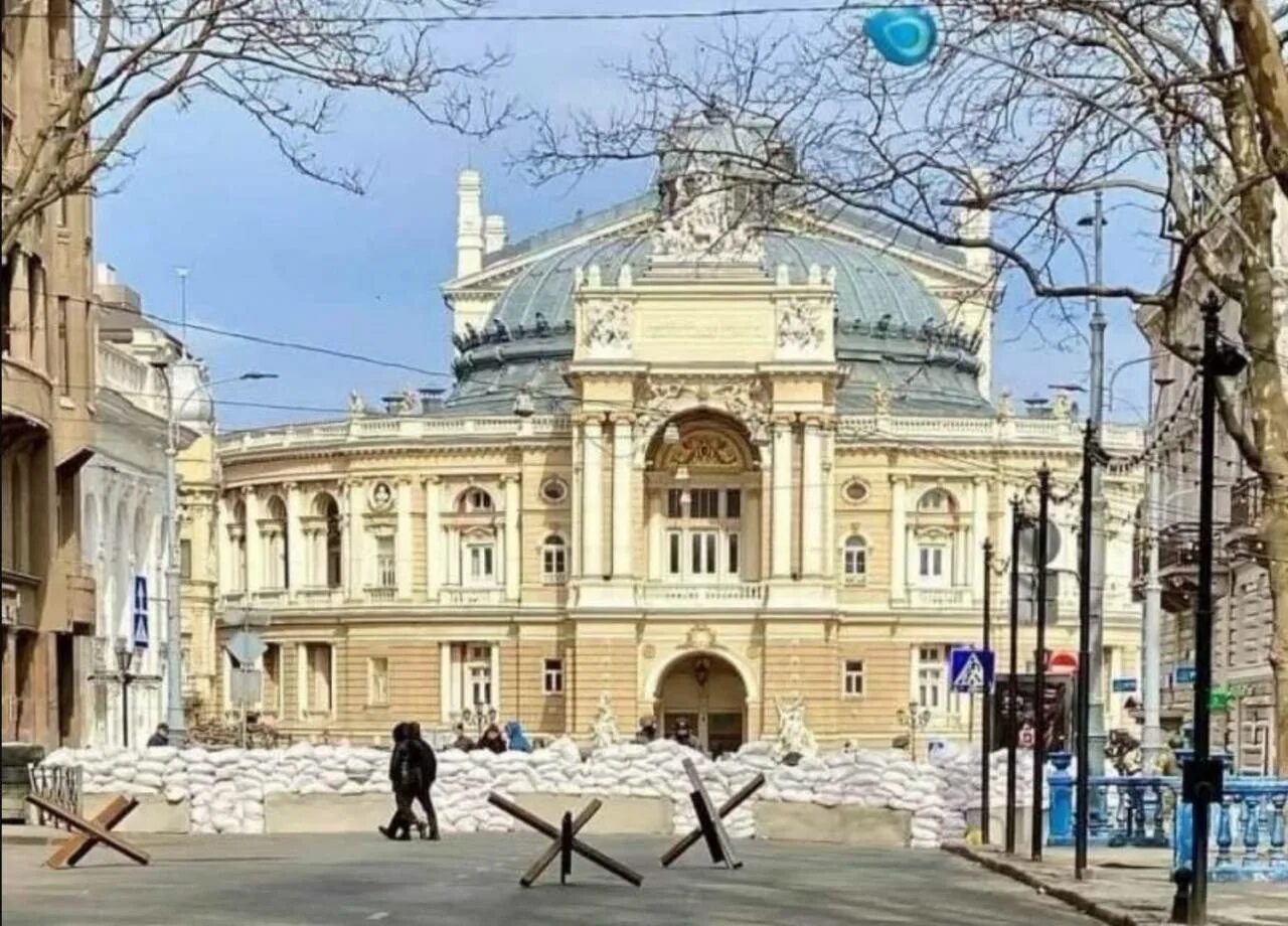 Украинский одесский. Оперный театр Одесса 1941. Украина Одесса оперный театр. Оперный Одесса сейчас. Танк возле оперного театра Одессы.