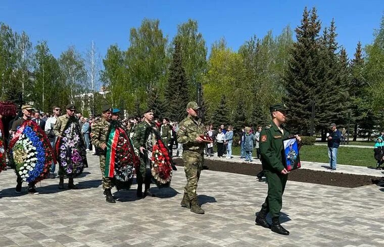 Нижнекамск татарстан новости сегодня. Прощание с Александром Комаровым Нижнекамск. Комаров Нижнекамск. В Нижнекамске простились с погибшим на Украине Комаровым.