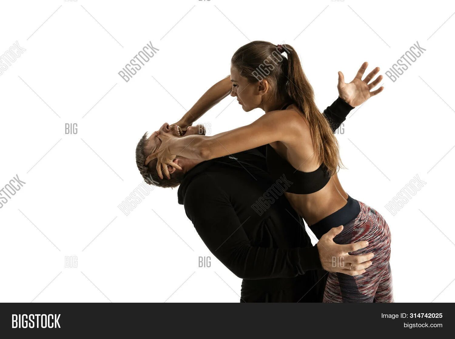 Драка парня и девушки. Девушка дерется с мужчиной. Драка парня и девушки. Спарринг с девушкой. Драка парня и девушки.