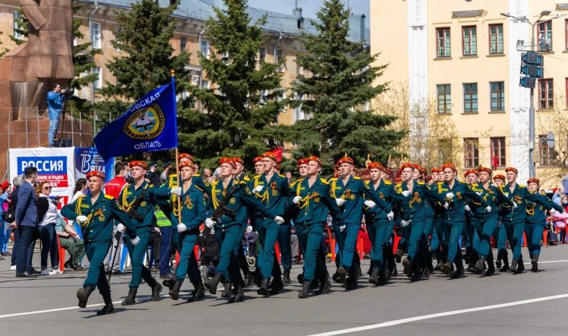 Кировский полицейский спасательный колледж. Кировско полицейско пожарно спасательный колледж. Кировский пожарно спасательный колледж Киров. Колледж МЧС Киров. Парад Победы в Кирове.