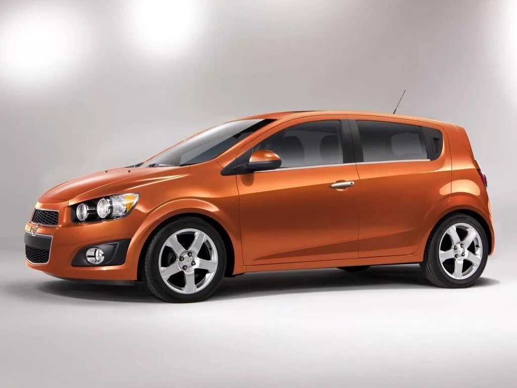 Двери на шевроле хэтчбек. Chevrolet Aveo/Sonic. Chevrolet Sonic. Шевроле Авео Соник хэтчбек. Chevrolet Sonic 2011.