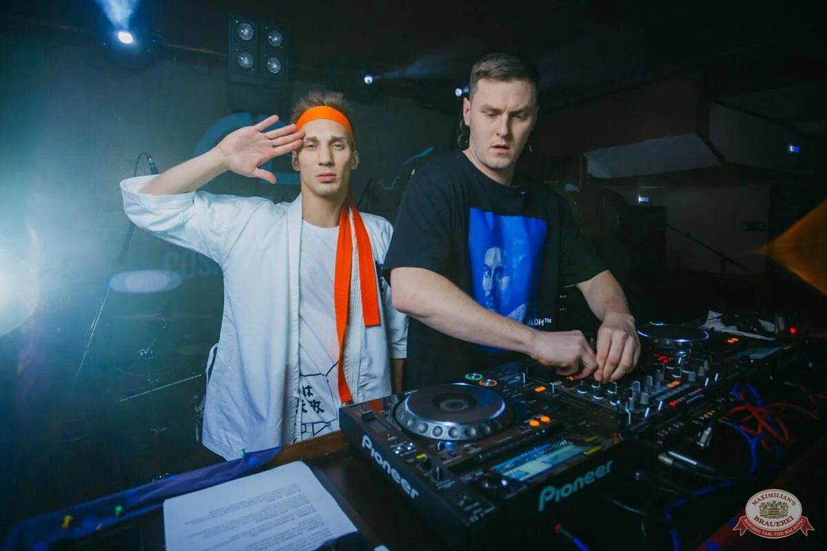 Cosmo skoro. Dj cosmo skoro. диджей скоробогатый. скоробогатый радио рекорд. cosmo dj фото.
