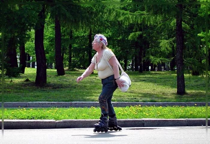 Pa220g50 ролик. Бабушка на роликах. Ролики винтовой. Ролики fila inline skates. Катание на роликовых коньках.