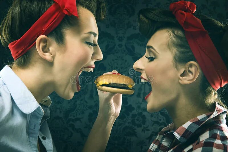 Две голодные женщины. Две девушки едят. Hungry woman. Кухня зависть женщина. Две голодные женщины.