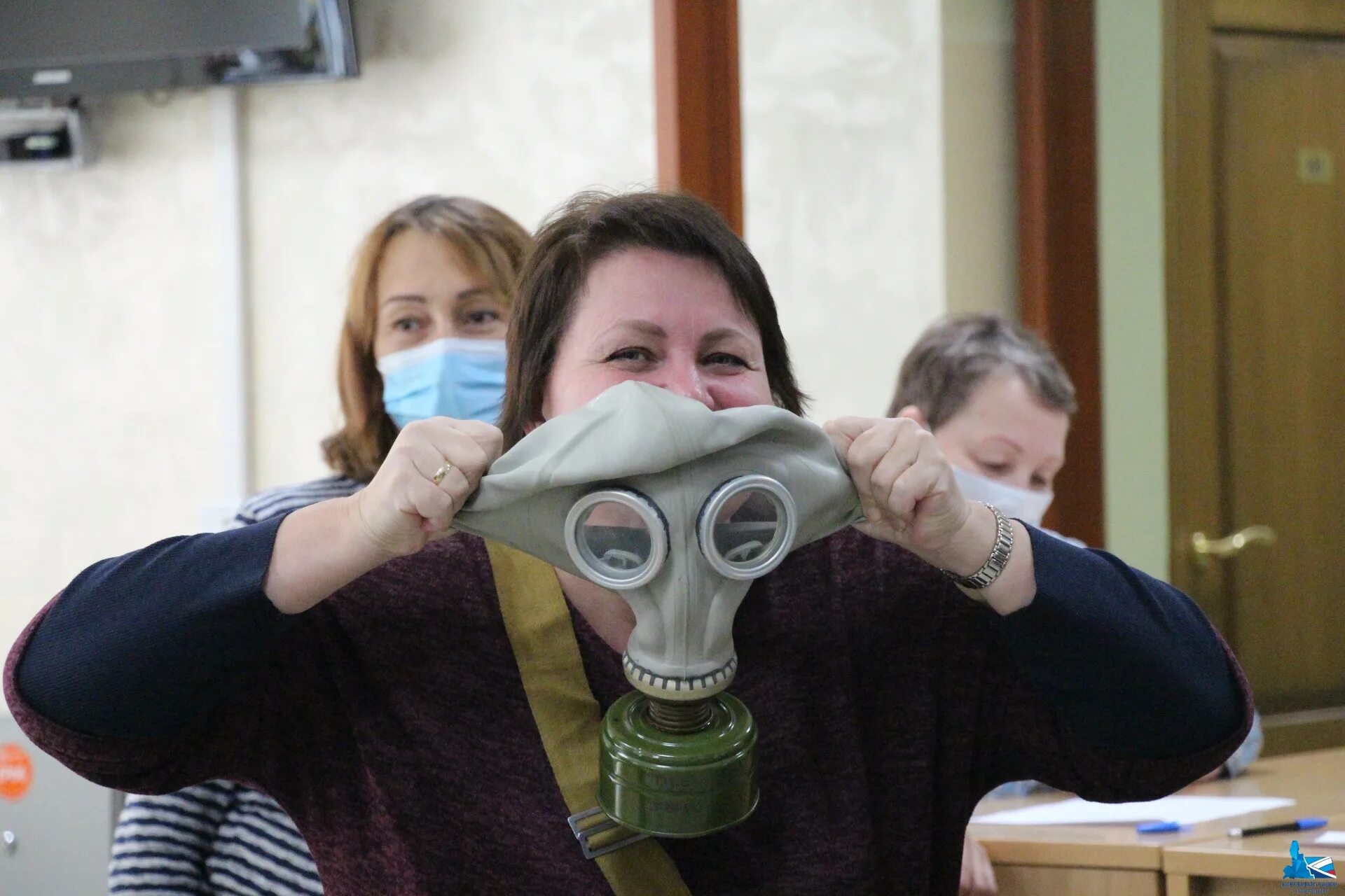 выдача противогазов. противогаз пустынный. пункт выдачи противогазов в организации. жители в противогазах. выдают противогазы.