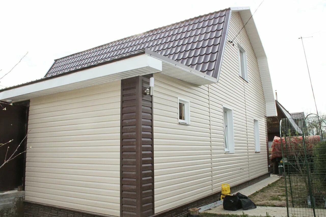 Отделка фасада сайдингом. Сайдинг стена. Обшивка домов сайдингом. Обобью сайдингом. Дом обшитый профлистом.