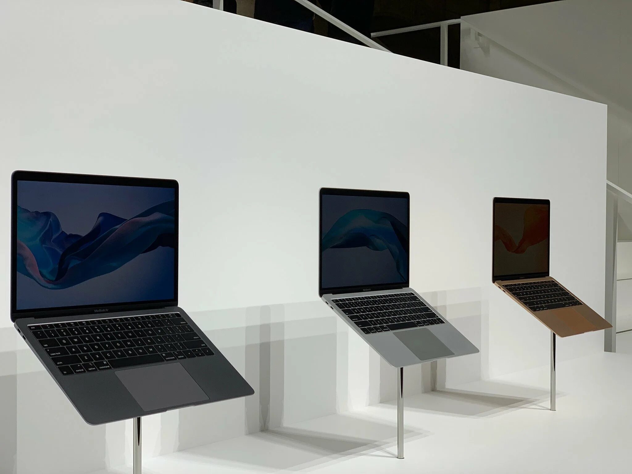 Macbook midnight. Macbook space gray vs silver. macbook pro m1 silver vs space gray. макбук эйр 2018 характеристики. silver or space grey macbook.