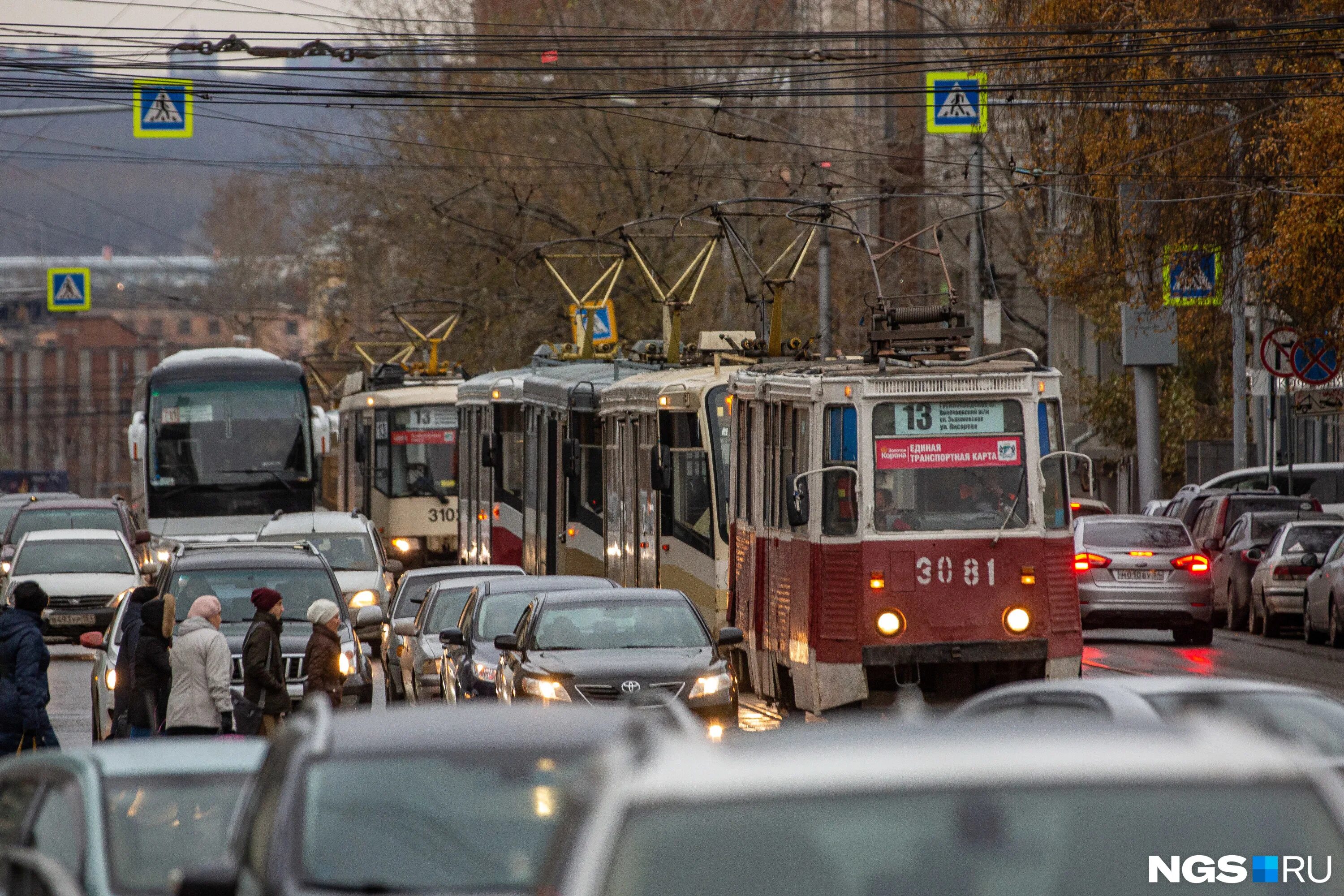 правило перехода проезжей части. не спеши переходить дорогу. дождаться транспорта. дождаться транспорта. правила пдд для пассажиров для презентации.