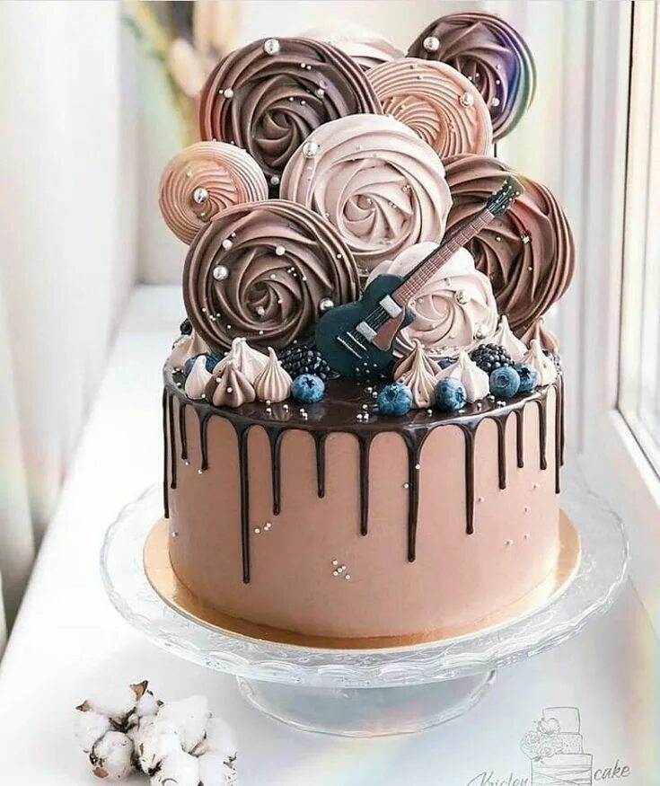 Cake decorating. Торт шоколадный с безе шка ми. Стильное украшение торта. Украшение торта меренгой. Безешки для украшения.
