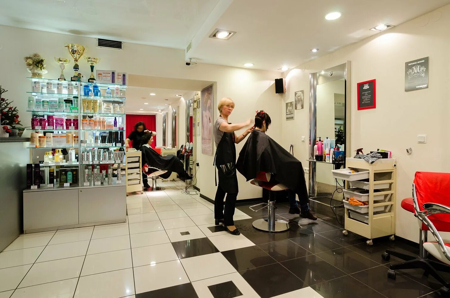 Салон красоты девушка. Салон красоты на гончарной улице спб. Работающие сегодня салоны красоты. Работающие сегодня салоны красоты. Прически стрижки парикмахер.
