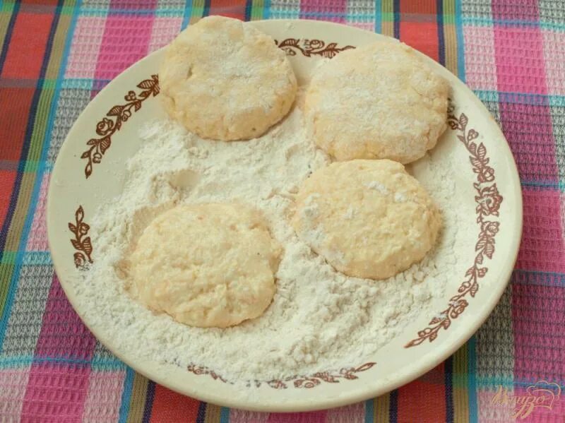 Обваливать ли сырники в муке. Яблочные сырники с творогом и манкой. как лепить сырники. как правильно лепить сырники. сырники обвалять в манке и жарить.