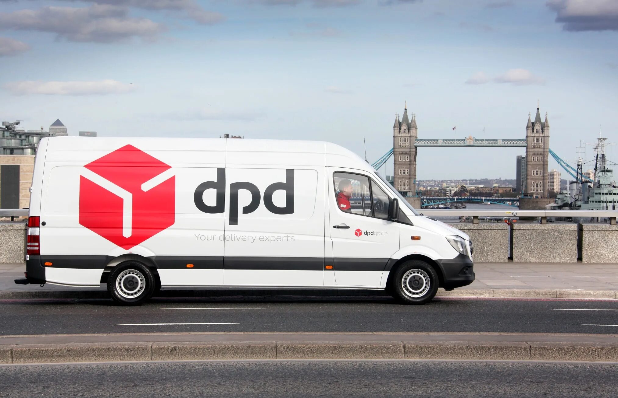 Dpd доставка телефоны. DPD автомобили. DPD фура. Lieferwagen.