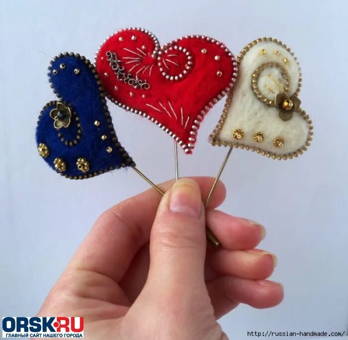 Russian handmade. узор кожи на кожаном клатче. обложка для паспорта russian handmade. вышитые новогодние шары. вышивка крестом новогодние шары.