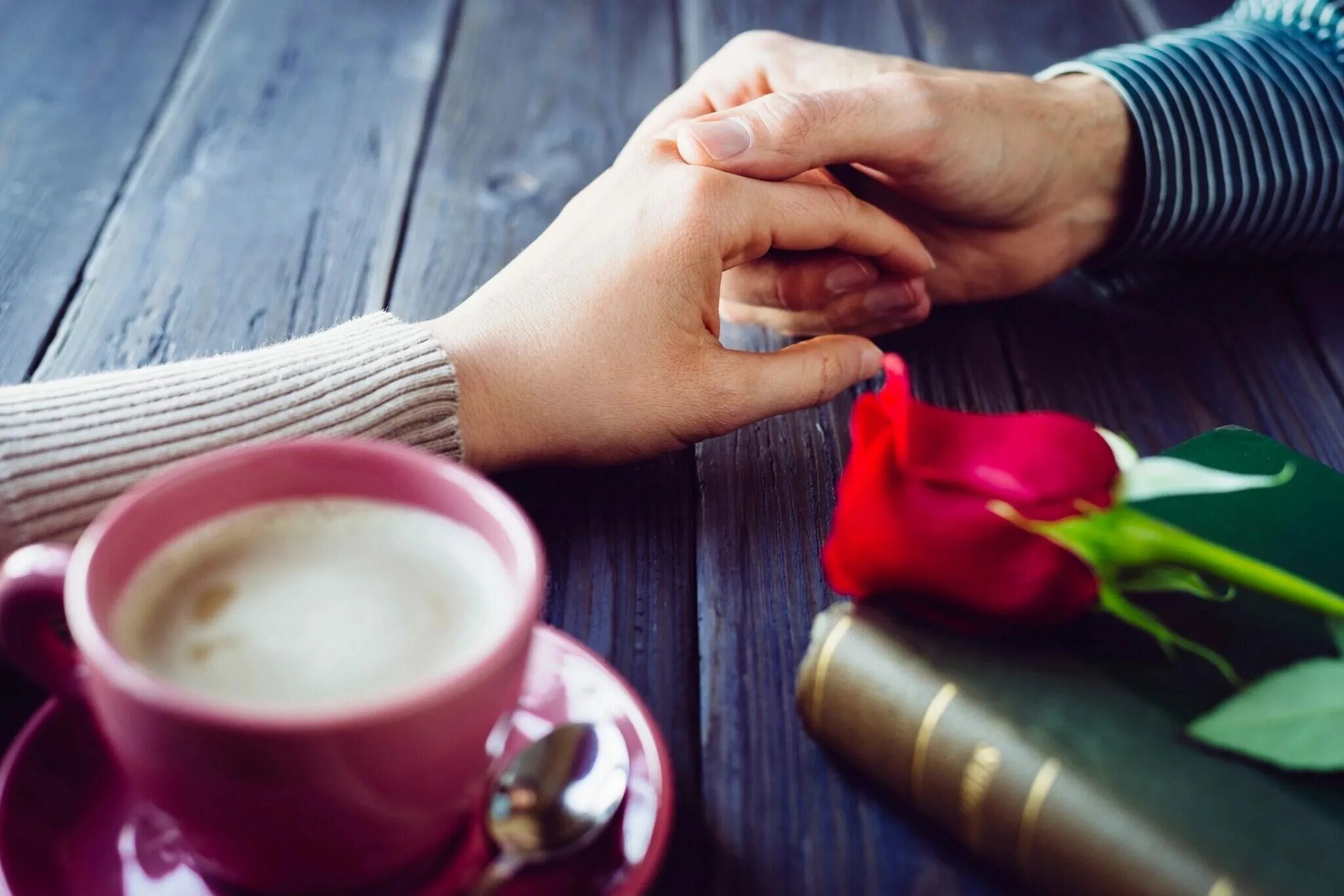 Чай романтика. Кофе и руки влюбленных. Рука в руке за столом. Руки влюбленных в кафе. Свидание с кофе.