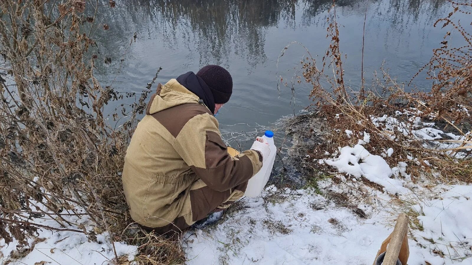 Вода из реки попадает. Пробы воды в реке. Пробы воды в Уфе. Мониторинг водных объектов. Пробы воды в реке Орлинга.