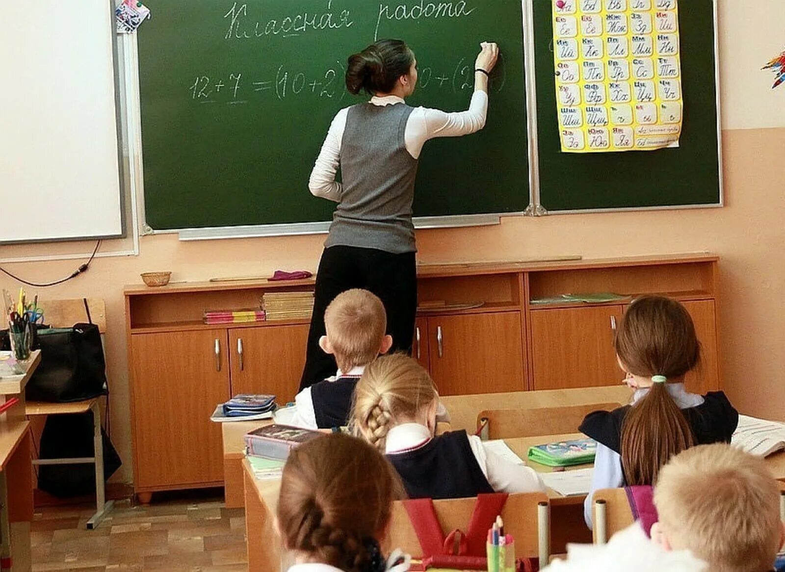 Вести с уроков в школе. Учитель в школе. молодые учителя в школах. урок в школе. учитель и ученик.