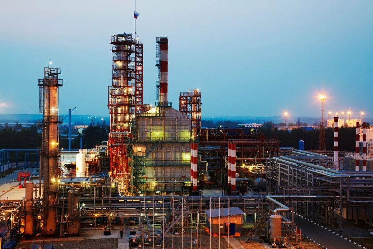 Нефтеперегонный завод тюмень. Тобольск нефтехимический комбинат сибур. Антипинский нефтеперерабатывающий завод. Нефтезавод в тюмени. Заводы тюмени.