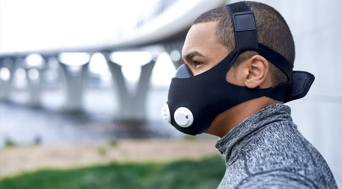 Mask work. Тренинг маска. altitude mask. тренинг маски, которые носят люди. маска бежит.