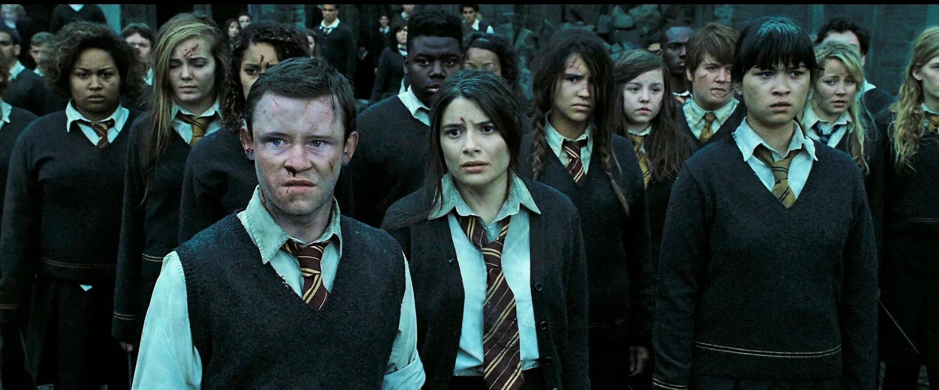 дары хогвартса. гарри поттер в хогвартсе. кадры гарри поттер 2011. дары хогвартса. гарри поттер и дары смерти часть 2 битва за хогвартс.