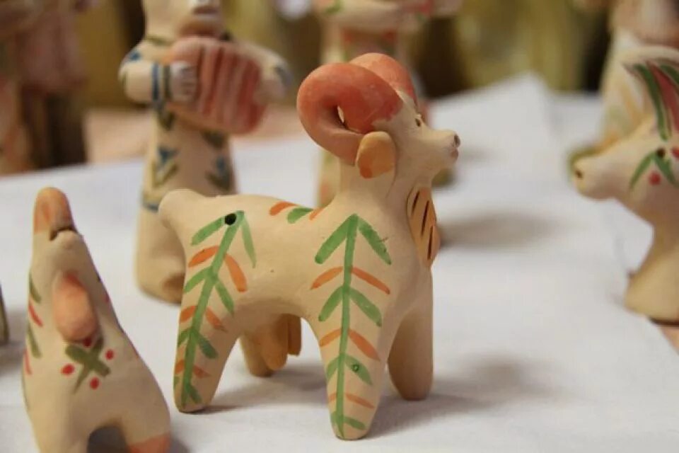 Романовская глиняная игрушка свистулька. Искусство глиняной игрушки. Акбулакская глиняная свистулька. Хлудневская каргопольская дымковская филимоновская игрушка. Филимоновская народная глиняная игрушка.