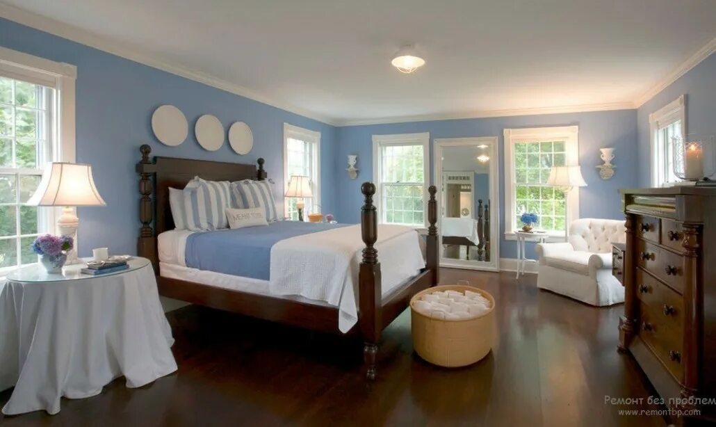 Темный пол голубые стены. Голубые стены в спальне. Голубые стены коричневая мебель. Голубые стены коричневый пол. Голубая спальня с темной мебелью.