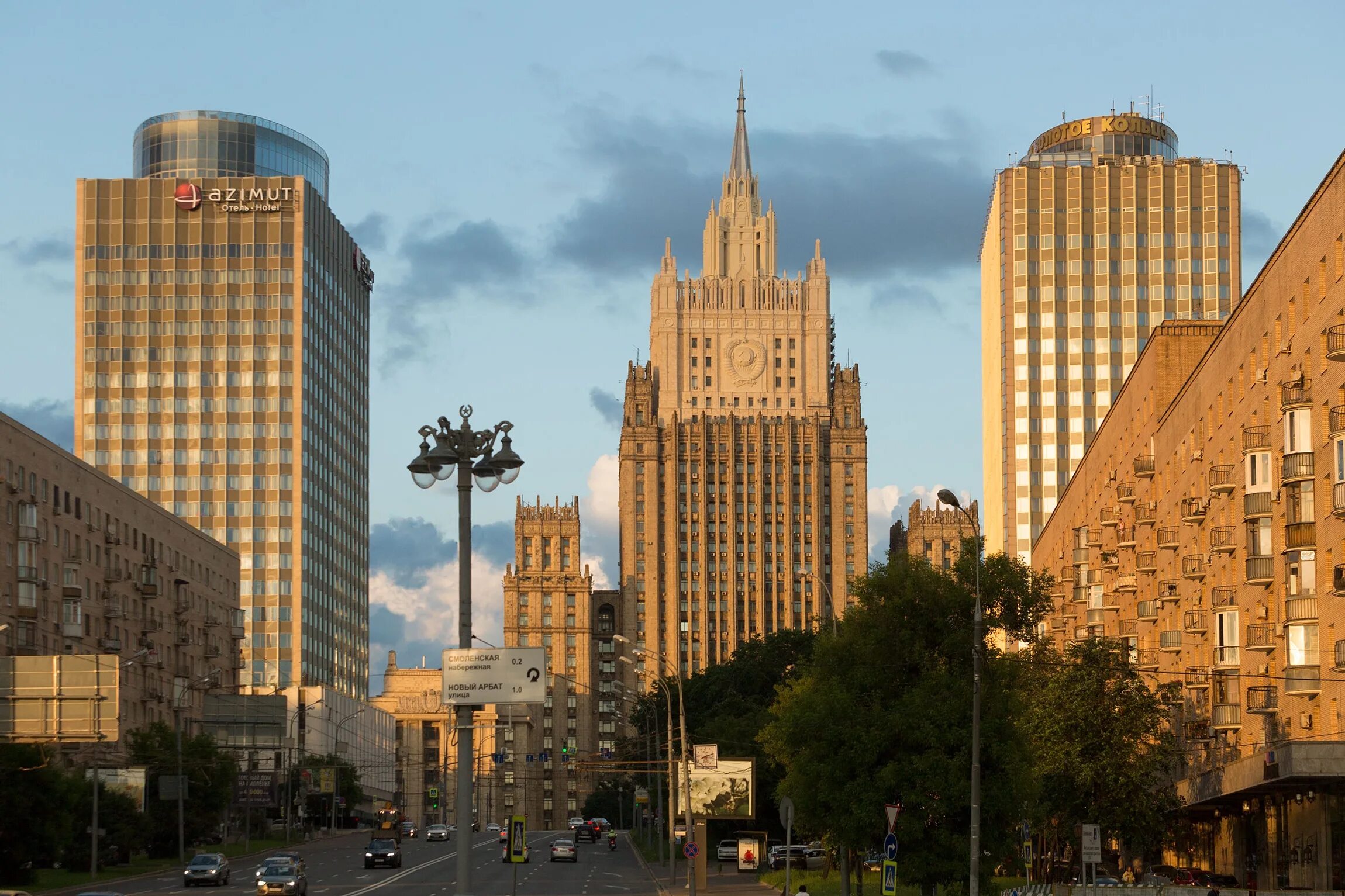 Здание 8 сторон. Гостиница Белград Москва. Гостиница Белград на Смоленской. Гостиница Белград Москва 1980. Азимут отель Москва Смоленская вид на МИД.