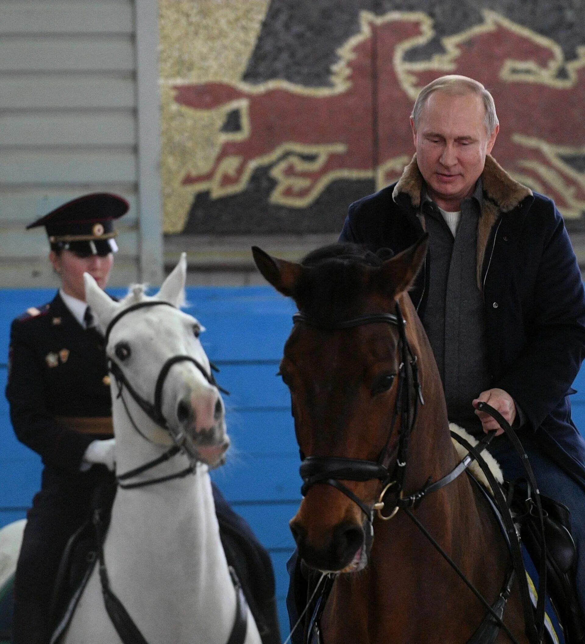 Едет по стране на серебряном коне