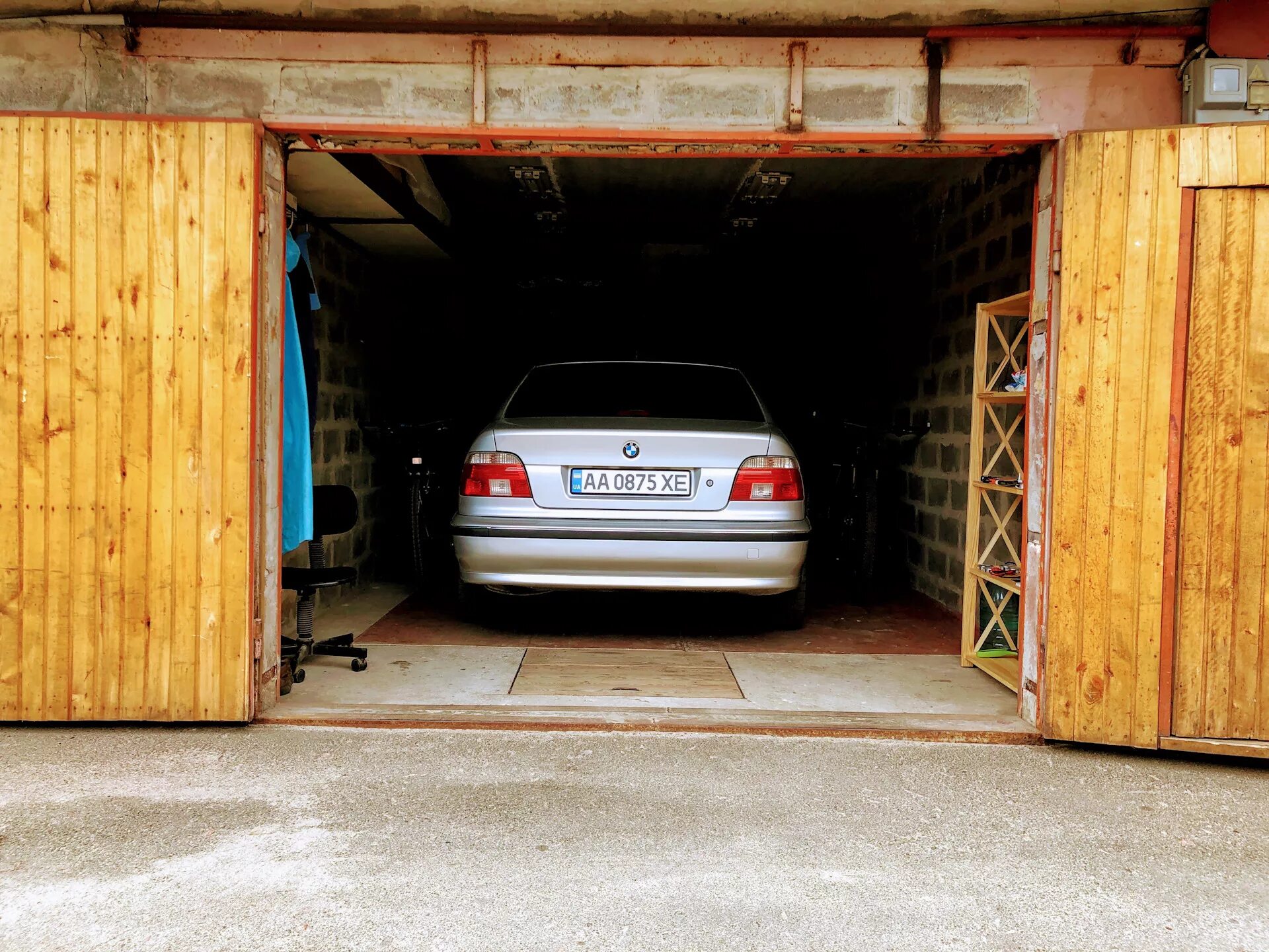 BMW 3 2000 гараж. Гараж для газели. БМВ В гараже. БМВ 3 В гараже.