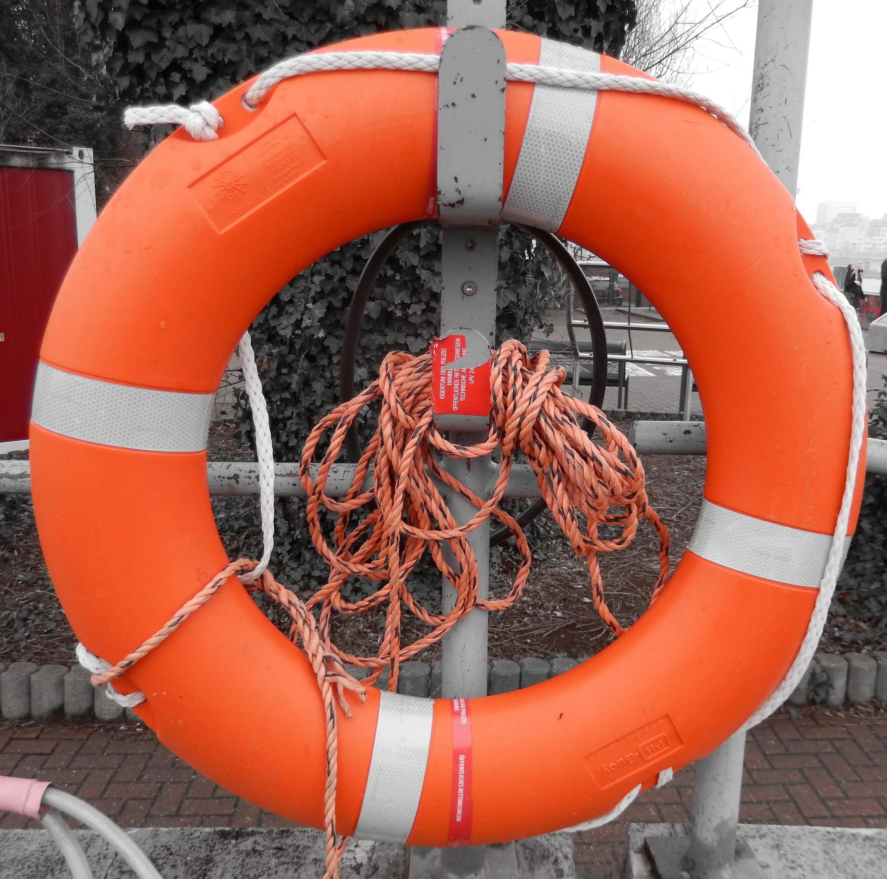 Нужен ли спасательный. Спасательный надувной трап АТР 10. Спасательные средства на суднн. Спасательный круг. Спасательный круг на судне.
