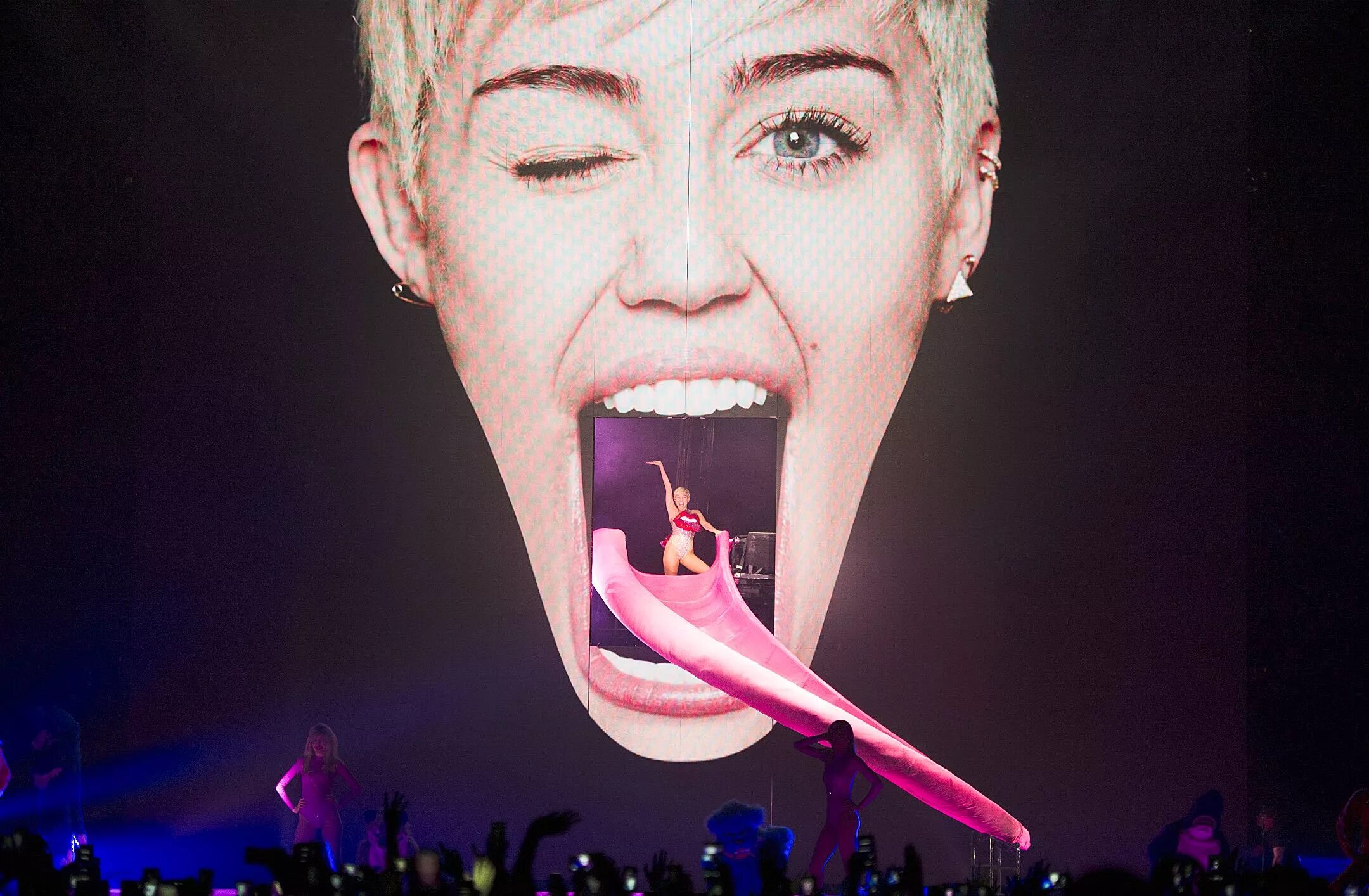 Island miley. Miley Cyrus. Майли Сайрус Bangerz Tour. Майли Сайрус 2022. Miley Cyrus 2024.