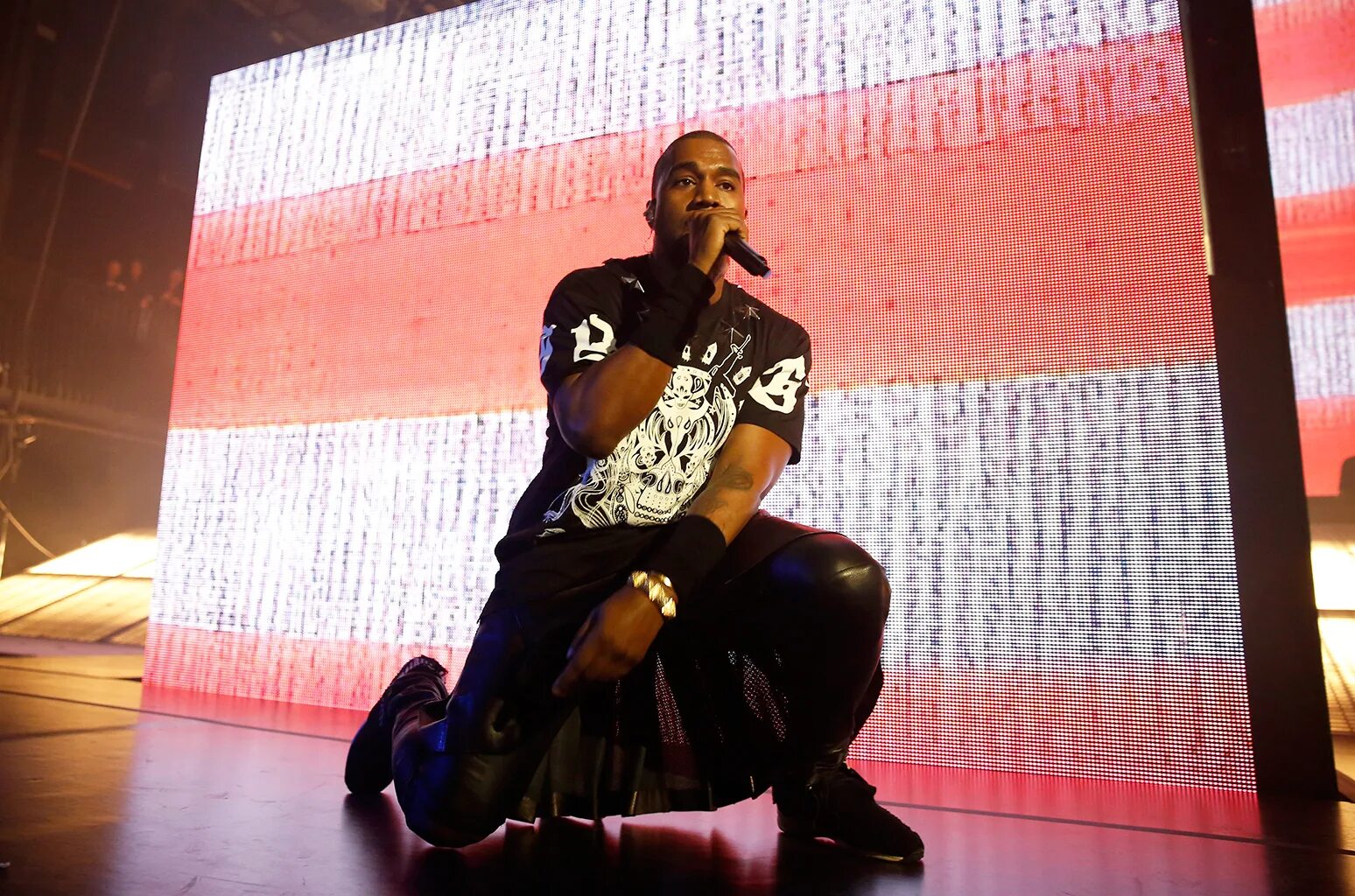 Kanye west donda outfit. Kanye west на сцене. Kanye west концерт. Концерт канье уэста 2024 билеты. Kanye west 2016.
