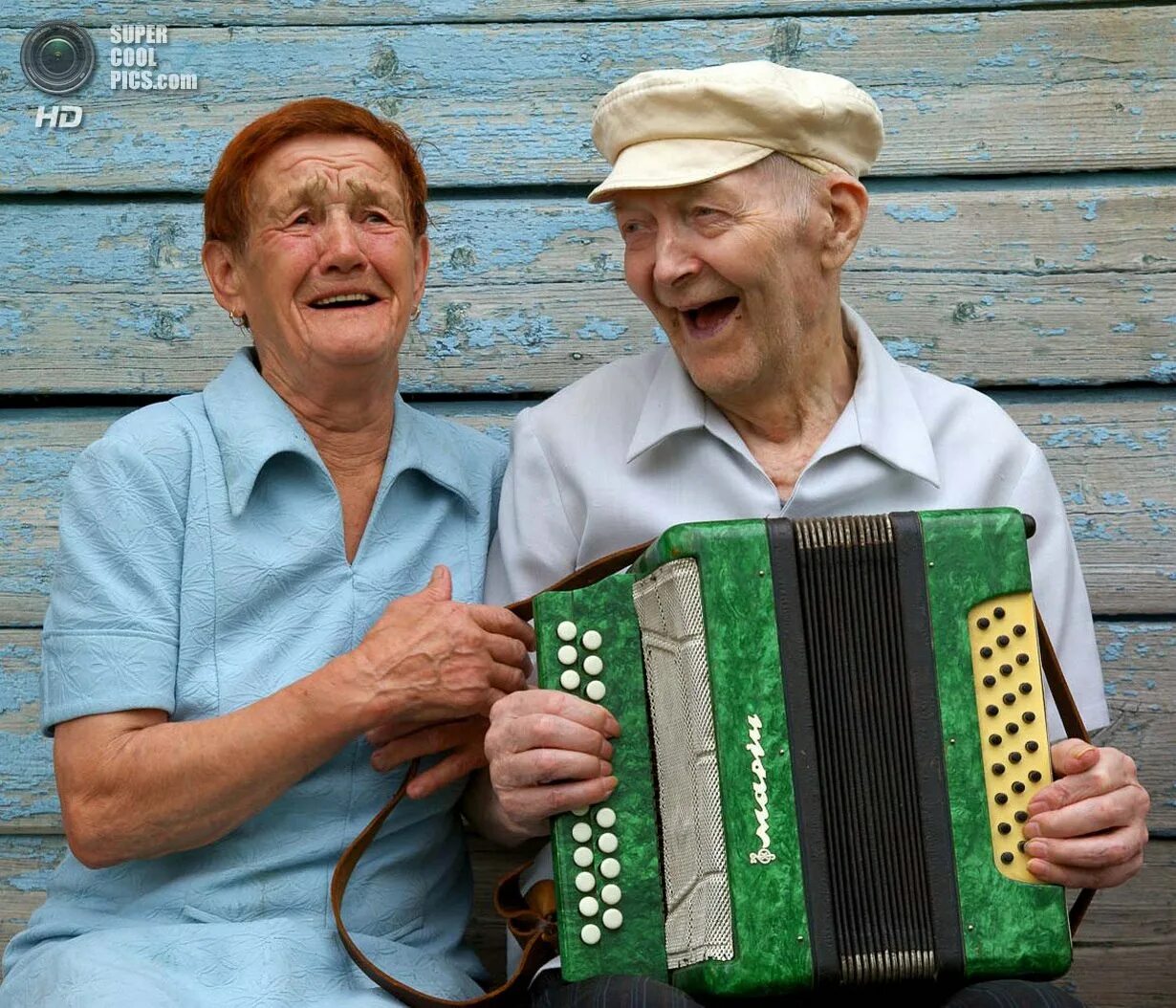 Дедушка с баяном. Дед с гармошкой. Бабушка и дедушка поют.